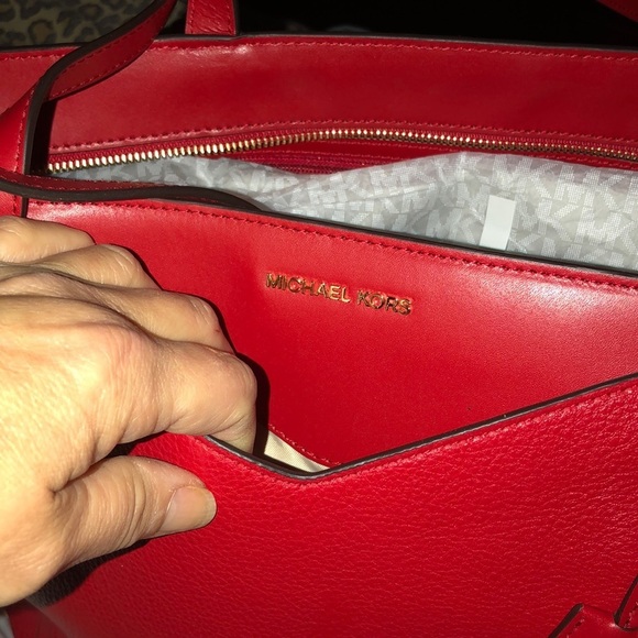 Micheal Kors large red leather bag outside pockets, handles & crossbody strap - Picture 9 of 14